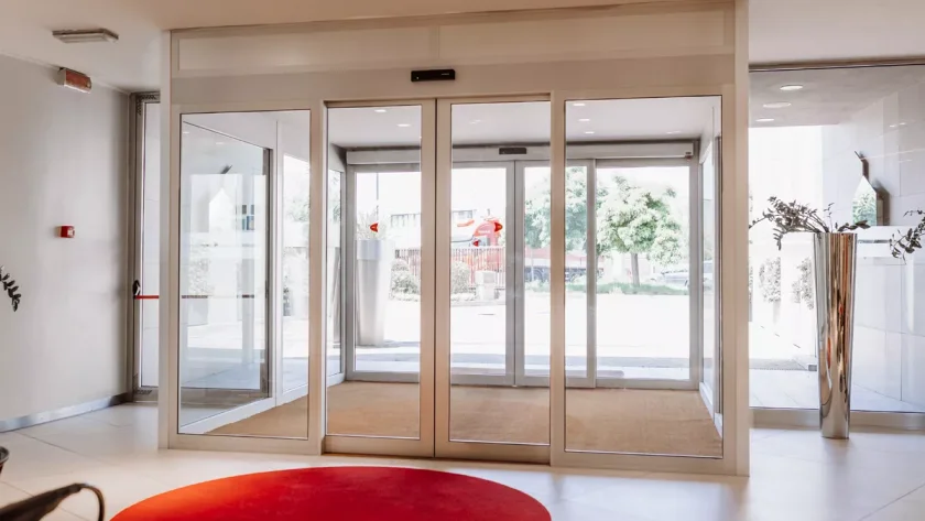 Il nuovo ingresso a porte scorrevoli installato presso Hotel dei Laghi di Turate