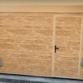 Monza: portone sezionale con portina pedonale e effetto Light Oak, funzionalità ed estetica in un unico progetto